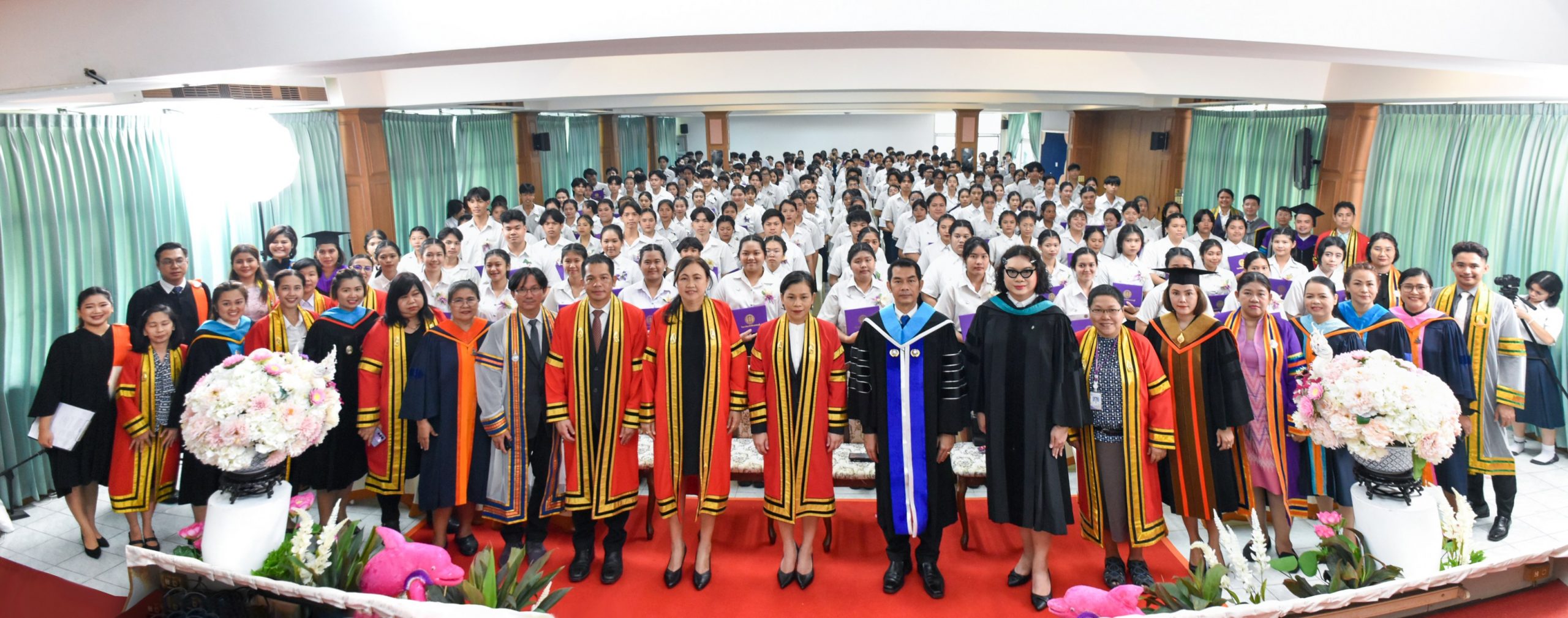 วิทยาลัยอาชีวศึกษาธนบุรี นำโดยผู้อำนวยการ ดร.กฤติญา หวังหอม ได้จัดพิธีมอบประกาศนียบัตรผู้สำเร็จการศึกษาประจำปีการศึกษา 2566 ในวันศุกร์ที่ 29 มีนาคม 2567 ณ ห้องประชุมอินทนิล อาคาร 5 วิทยาลัยอาชีวศึกษาธนบุรี